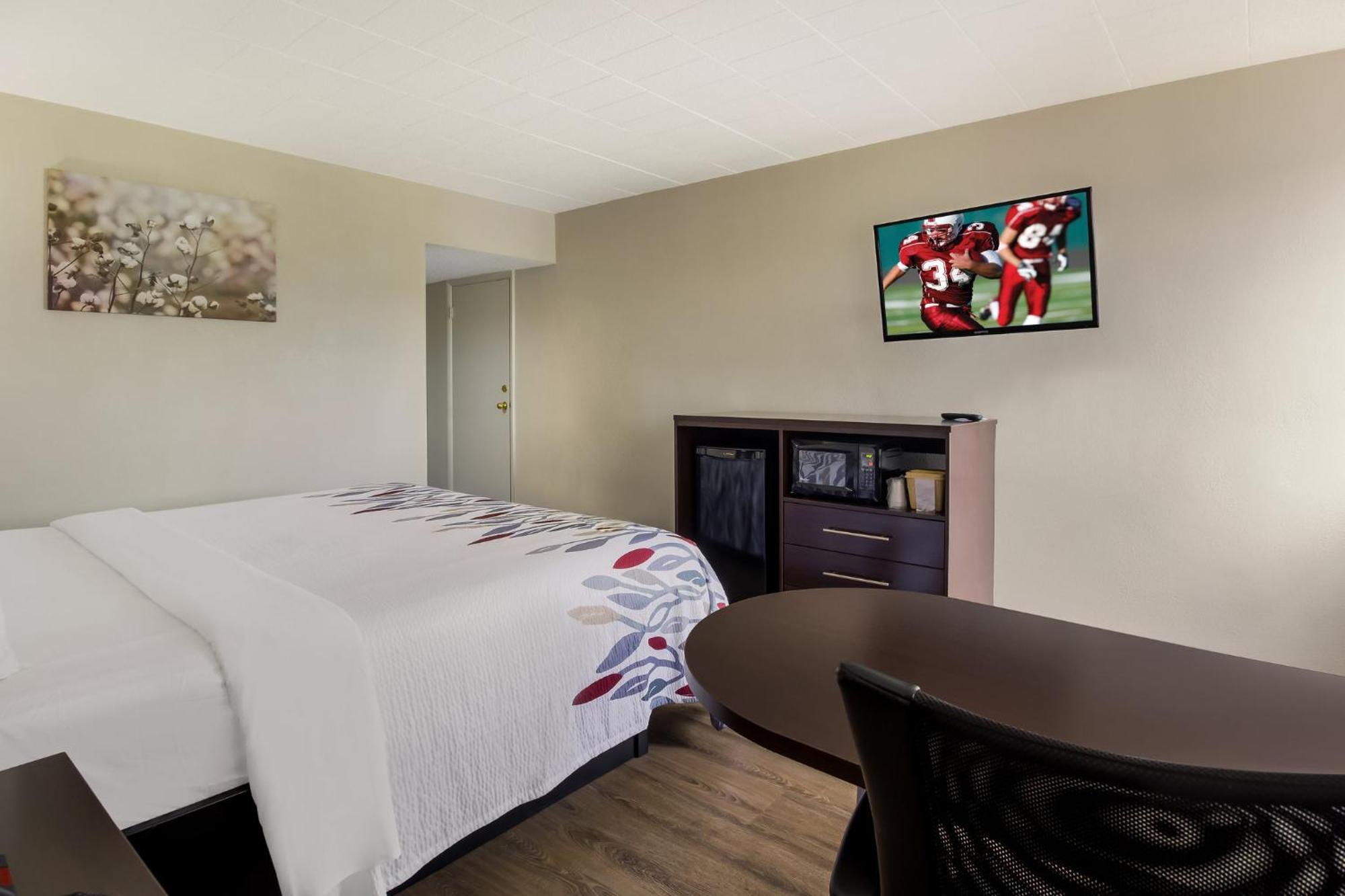 Red Roof Inn New Stanton Exterior photo