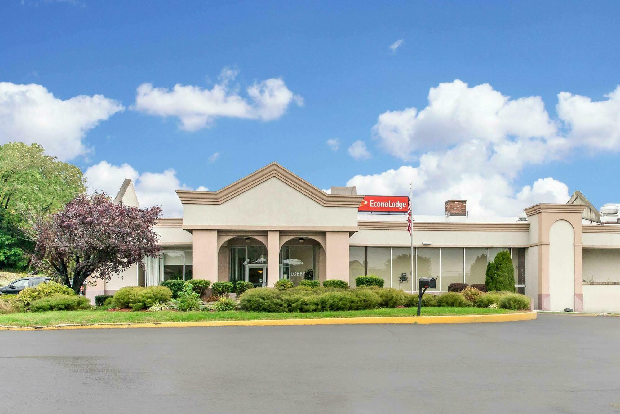 Red Roof Inn New Stanton Exterior photo